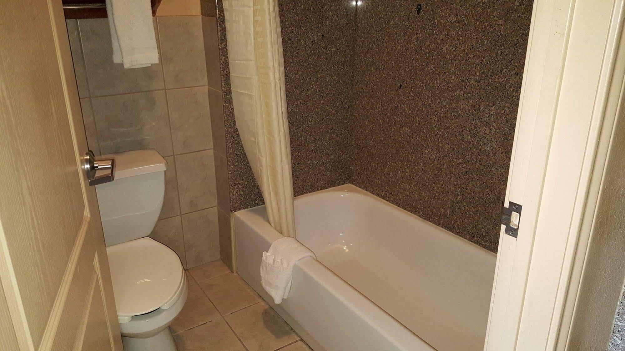 Hearne Budgetel Inn And Suites מראה חיצוני תמונה